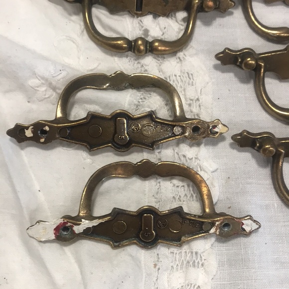 Gorgeous Colonial Drawer pulls - Set of 7. Beautiful rich looking brass. - Picture 6 of 10